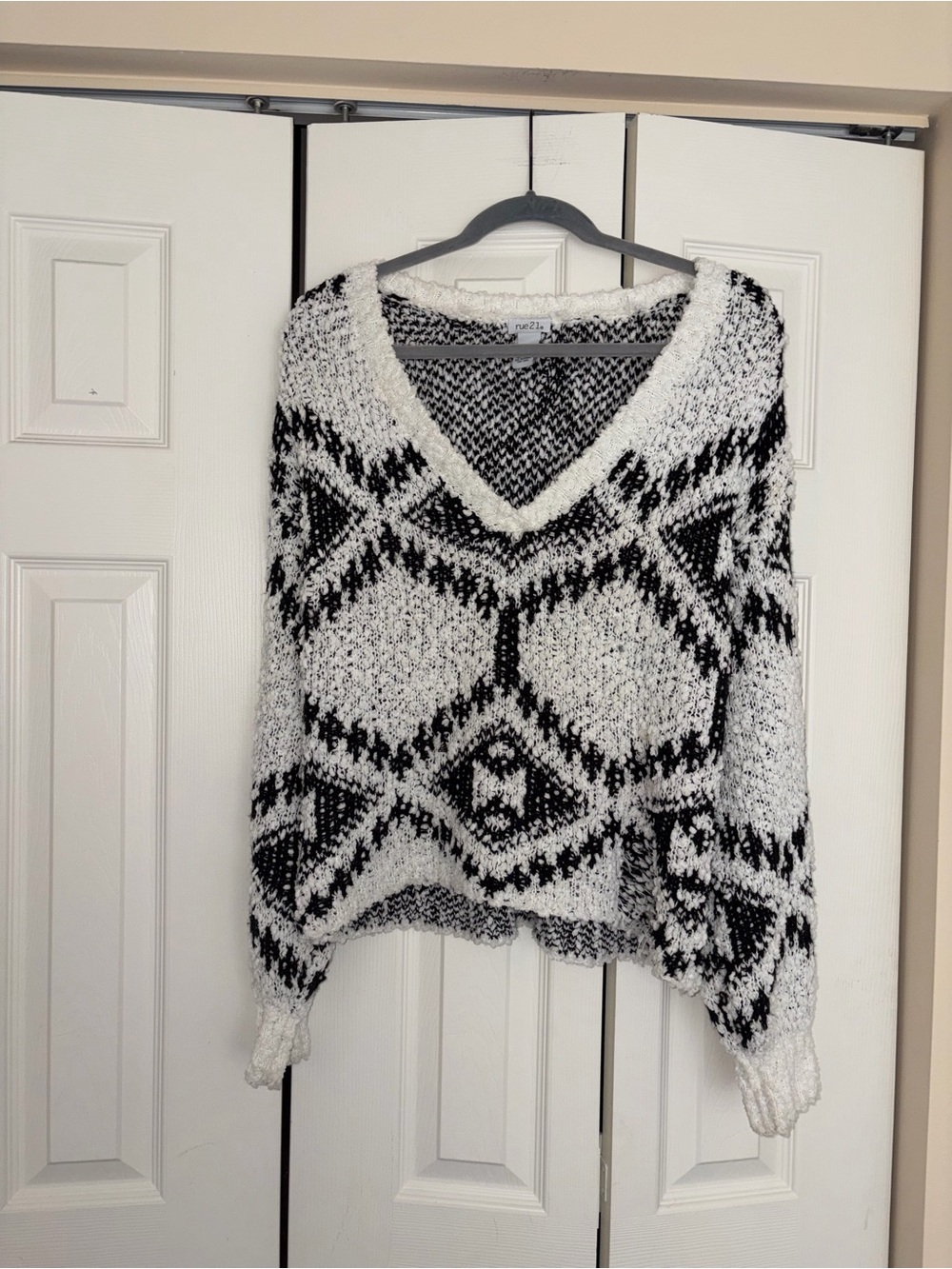 Rue21 Black & White Geometric V-Neck Sweater